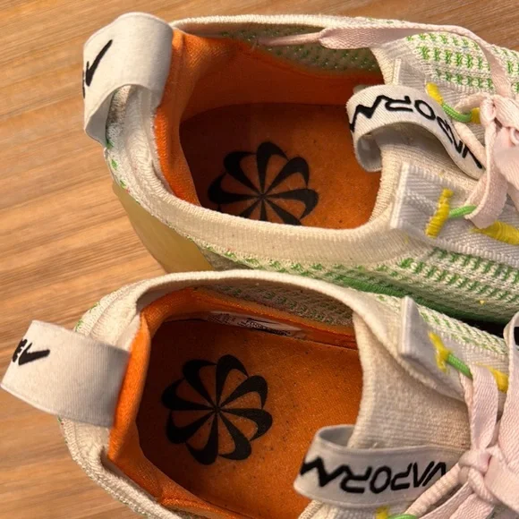 Nike Women's VaporMax Flyknit Shoes - White and Green - Picture 9 of 9